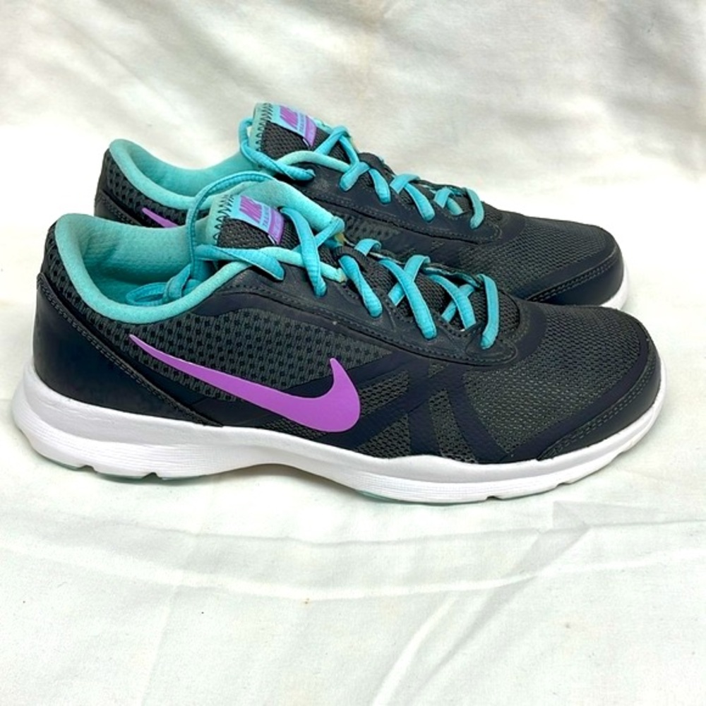 Nike training core motion TR2 low top sneakers ladies sz 8